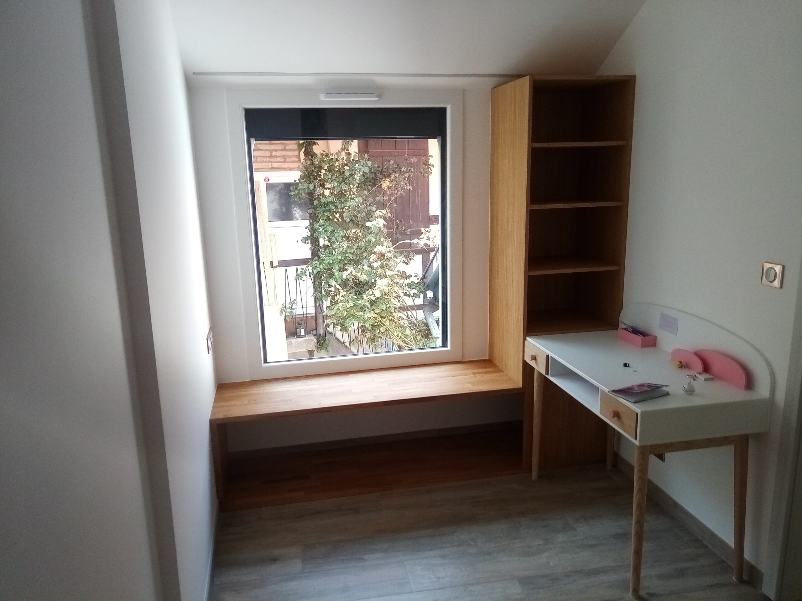 Bibliothèque et banc de lecture